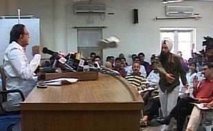 Un journaliste sikh lance sa chaussure sur le ministre indien de l'Intérieur lors d'une conférence de presse le 7 avril 2009 à New Delhi.