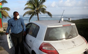 (Illustration)
Un homme portant un masque filtrant, à Anse-Bertrand, en Guadeloupe.
