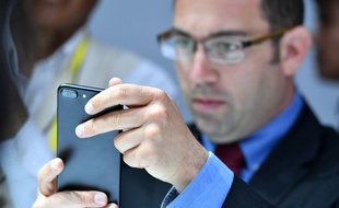 Le 7 septembre 2016, à San Francisco, un homme teste l'iPhone 7 lors d'un événement réservé aux médias.