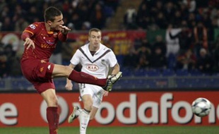 AS Roma's Matteo Brighi scores against Bordeaux during their Champions League soccer match at the Olympic stadium in Rome December 9, 2008. REUTERS/Max Rossi (ITALY)