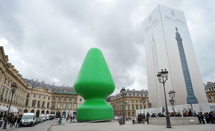 L'oeuvre Tree de PAul McCarthy a été érigée sur la place Vendôme à Paris le 14 octobre 2014
