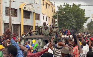Des soldats maliens arrivent sur le square de l'Indépendance à Bamako, le 18 août 2020.