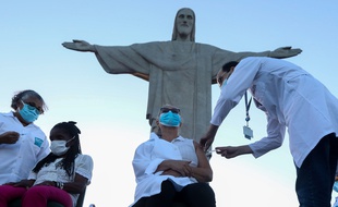 Début de la campagne nationale de vaccination au Brésil, au pied de la statue du Christ Rédempteur à Rio de Janeiro, le 18 janvier 2021.
