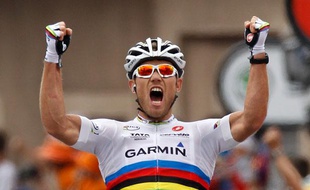 Thor Hushovd (Garmin) célèbre son passage sur la ligne d'arrivée en première position à Lourdes, le 15 juillet 2011.