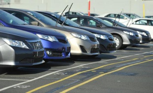 Des voitures neuves dans une usine Toyota à Melbourne le 10 février 2014