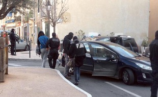 Image extraite d'une vidéo montrant des policiers arrêtant une personne le 27 janvier 2015 à Lunel, dans l'Hérault, durant une opération antijihadiste