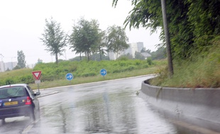 Un orage s'abat sur la région de Rennes le 9 juin 2018. La pluie provoque quelques débuts d'inondations.