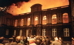 Le toit du Parlement de Bretagne entièrement embrasé, ici dans la nuit du 4 au 5 février 1994 à Rennes.