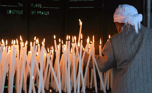 Une fidèle catholique en pèlerinage à Lourdes. illustration.