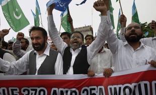 Des manifestants protestent contre la révocation de l'autonomie du Cachemire, à Islamabad au Pakistan, le 6 août 2019.