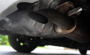 Un pot d'échappement d'une voiture diesel, en France