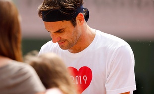 Roger Federer signe des autographes après l'entraînement, le 26 mai 2019 à Roland-Garros.