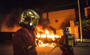 Photo d'illustration d'une intervention de pompiers pour prendre en charge une voiture incendiée, ici le 13 juillet en banlieue parisienne.