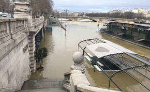 Paris, le 24 janvier 2018 - Le bistrot Alexandre III inondé par la crue de la Seine