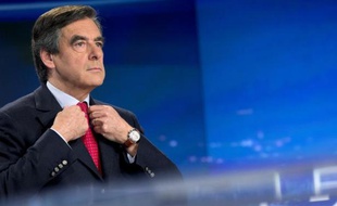 L'ancien Premier ministre François Fillon ajuste sa veste le 9 novembre 2014 sur le plateau parisien de TF1, avant son intervention télévisée