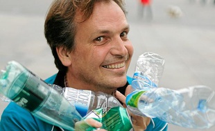 NANTES, le 18/04/2013. Plastique LAURENT, ramasse des bouteilles en plastique et le met dans des poubelles