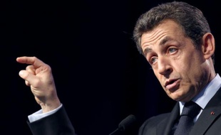 Nicolas Sarkozy s'est livré samedi lors d'un meeting dans la banlieue de Lyon à des attaques tous azimuts contre son adversaire socialiste, François Hollande, accusé notamment d'"abandon du champ de bataille républicain", de "mensonge" et de "cynisme".