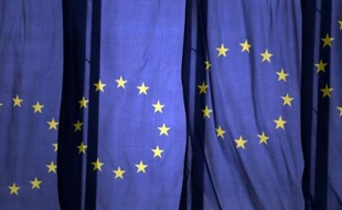 Des drapeaux européens flottent sur le siège de la BCE à Francfort, le 29 juin 2015