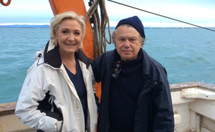 Marine Le Pen et Gilbert Collard sont sur un bateau