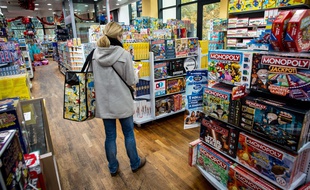 Illustration d'une cliente dans un magasin de jouets La Grande Récré.