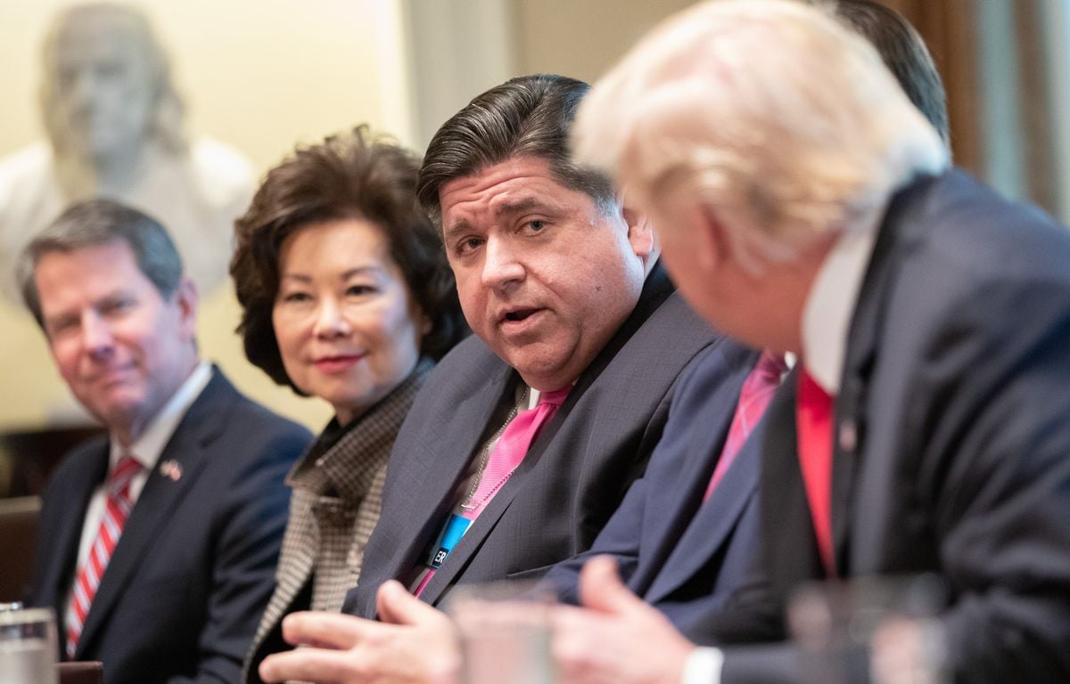 Etats-Unis : Qui est le gouverneur J.B. Pritzker, cité pour 2028 et traité de sagouin par Donald Trump ?