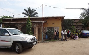 Des personnes se tiennent aux abords du couvent de Kamenge au Burundi, lundi 8 septembre, où trois religieuses ont été violées et tuées un jour plus tôt.