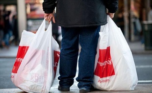 Noël passé, les Américains n'en ont pas pour autant fini avec leurs emplettes et devraient cette semaine prendre le chemin des magasins pour profiter des bonnes affaires, utiliser leurs cartes cadeaux, ou échanger certains présents, d'après plusieurs études.