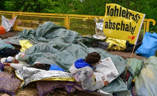 Des manifestants environnementalistes dans l'enceinte de la centrale thermique Schwarze Pumpe appartenant au groupe public suédois Vattenfall, à Lausitz, le 15 mai 2016