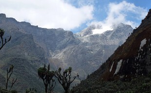 Devant le Rwenzori en Ouganda, une des trois montages d'Afrique avec un glacier à son sommet.