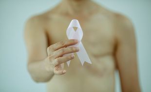 Sur les 60.000 personnes touchées chaque année par un cancer du sein en France, 1% sont de sexe masculin.