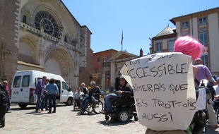 Manifestation devant la préfecture de la Haute-Garonne pour une France accessible.