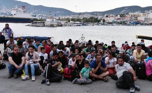 Des migrants syriens attendent d'être enregistrés sur le port de Mytilène, sur l'île de Lesbos, en Grèce, le 18 juin 2015