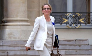 La politique de la France sur le nucléaire est "claire, cohérente et solide", a affirmé la ministre de l'Ecologie Delphine Batho mercredi sur RMC Info/BFM TV, regrettant la "polémique inutile" suscitée par les propos d'Arnaud Montebourg (Redressement productif).
