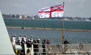Les membres d'équipage du destroyer HMS Defender de la Royal Navy britannique dans le port d'Odessa, sur la côte ukrainienne de la mer Noire.