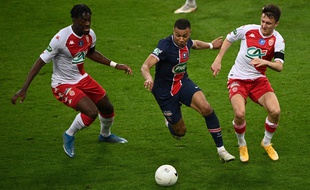 Kylian Mbappé face à deux Monégasques, en finale de Coupe de France.