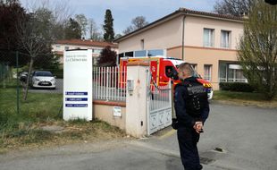 Devant La Chêneraie, la maison de retraite de Lherm dont cinq résidents sont morts d'une probable intoxication alimentaire.