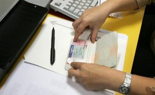 Trois psychiatres soupçonnés d'avoir vendu des certificats de complaisance à des étrangers pour leur permettre d'obtenir des titres de séjour ont été écroués cette semaine dans l'un des plus gros trafics de ce genre démantelés à Marseille, a-t-on appris samedi de sources proches de l'enquête.