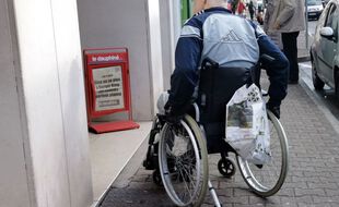Une personne en fauteuil roulant (Illustration).