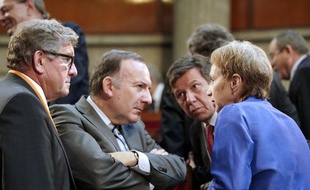 Pierre Gattaz (centre) et Laurence Parisot (à droite) en juillet 2009 à Paris.