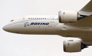 La compagnie aérienne publique saoudienne Saudi Airlines a signé un contrat d'achat de douze nouveaux Boeing 777-300ER et huit 787 Dreamliners, ont annoncé Saudi Airlines et le constructeur américain dimanche.