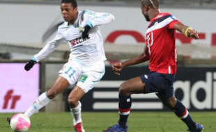 l'attaquant marseillais loïc rémy face au défenseur lillois Aurélien Chedjou, le 15 janvier 2012, au stade Vélodrome.