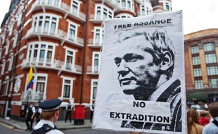 L'Equateur a accordé l'asile politique au fondateur de WikiLeaks Julian Assange, réfugié depuis deux mois dans son ambassade à Londres, une décision qui "ne change rien" pour le gouvernement britannique, pour qui le blocage pourrait s'éterniser.