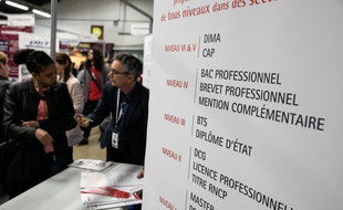 Un jeune en train d'être aidé dans son processus d' orientation.