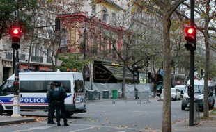 La police en faction devant le Bataclan à Paris après les attentats parisiens, le 14 novembre 2015