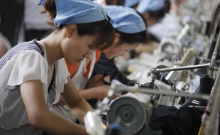 La Chine a enregistré en juin sa plus forte contraction de la production manufacturière depuis neuf mois, nouvel indice d'un ralentissement de la croissance dans la deuxième économie mondiale, a annoncé jeudi la banque HSBC.