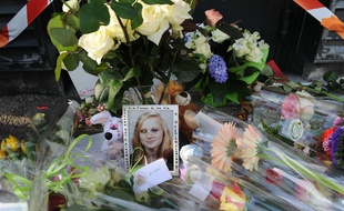 Fleurs en hommage à Marion, tuée de 69 coups de couteau à Bouguenais en 2012.