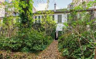 La façade du bâtiment principal.