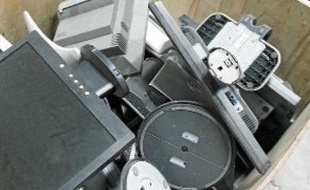 Recyclage de produits électroniques dans une entreprise du Nord.