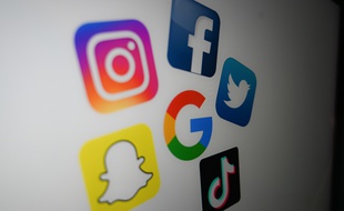 Illustration: LEs logos d'Instagram, Facebook, Snapchat, Google, Twitter et Tik Tok, le 21 octobre 2020.