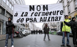 Le ministre du Travail, Michel Sapin, a chargé jeudi le directeur du travail responsable de Seine-Saint-Denis, Marc Leray, de "favoriser le retour au calme et le rétablissement du dialogue" dans l'usine PSA d'Aulnay-sous-Bois (Seine-Saint-Denis), théâtre de "tensions de plus en plus fortes".